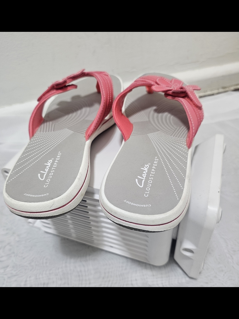 Clarks Women's Pink Gray Floral Thong Sandals Slip On Leather Cushioned Size 10 - Picture 7 of 16